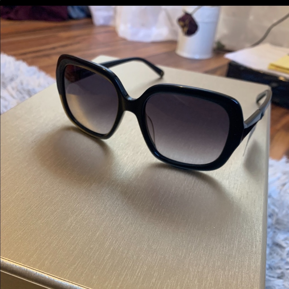 Banana republic sun glasses 👓